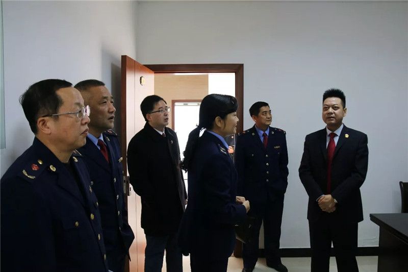 巡回法庭法官代表,仙桃法院法官邓利华作了表态发言