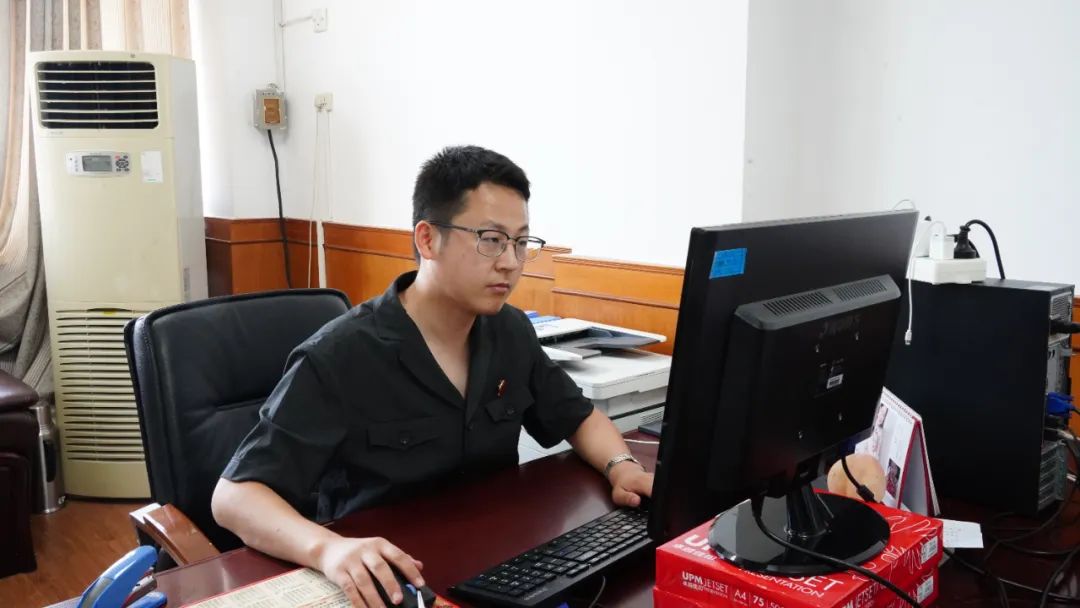 C:\Users\admin\Desktop\研究室负责人 许杰.jpg